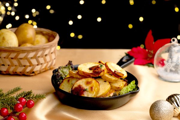 Thinly sliced potatoes layered with creamy indulgent butter and fragrant onions, the Classic Scalloped Potatoes is bound to delight.