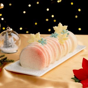 Made with Japanese sponge slathered with honey pear purée, enjoy this nectarous delight of a Honey Pear log cake at your Christmas gatherings. A one-of-a-kind and truly dulcet dessert.