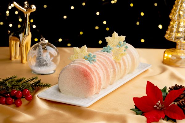 Made with Japanese sponge slathered with honey pear purée, enjoy this nectarous delight of a Honey Pear log cake at your Christmas gatherings. A one-of-a-kind and truly dulcet dessert.