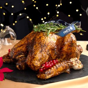 With a subtle hint of spices infused by the marination of herbes de Provence and paprika butter, the succulent Turkey meat is further enhanced by the accompaniment of brown and cranberry sauce. The essence of the Yuletide spirit.