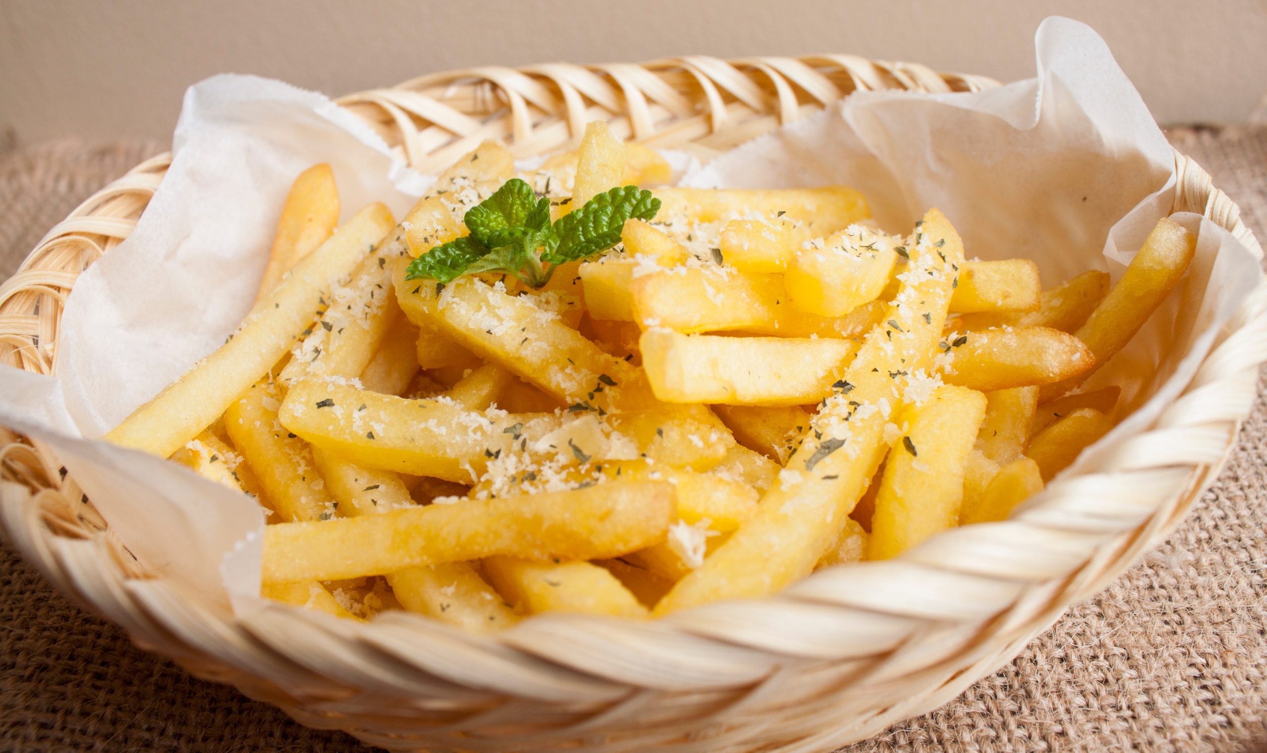 French,Fries,With,Parmesan,Cheese,On,A,Rattan,Plate